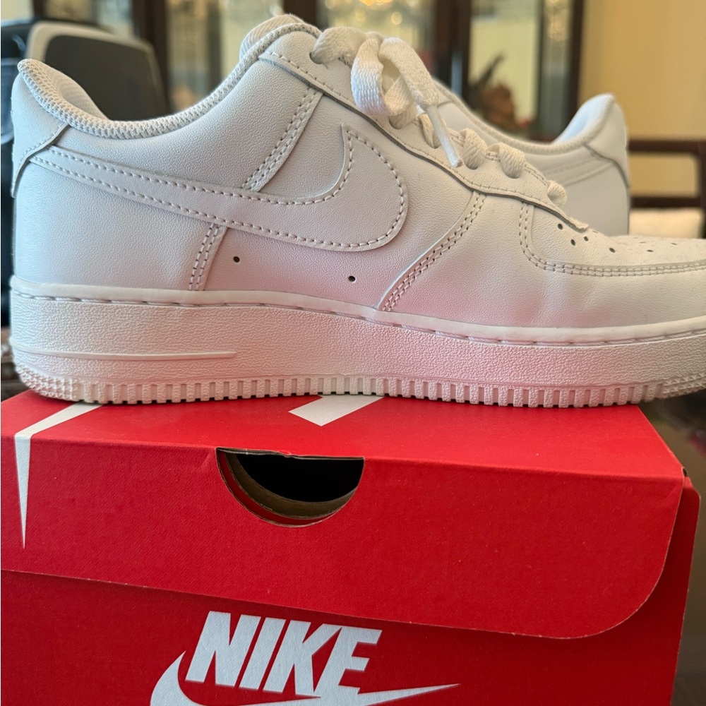 Nike Air Force 1 (AF1) ‘07 sneaker in white - size 8 women - barely worn! - Picture 5 of 6